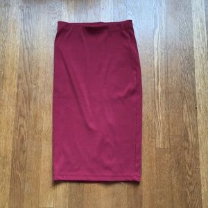 Ribbed pencil skirt w/ small slit on the back